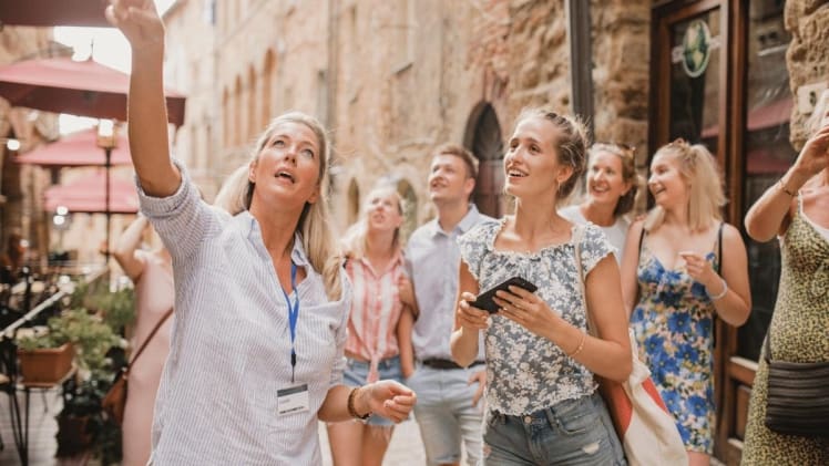Benefits Of Using Tour Guide Systems For Multilingual Tours 